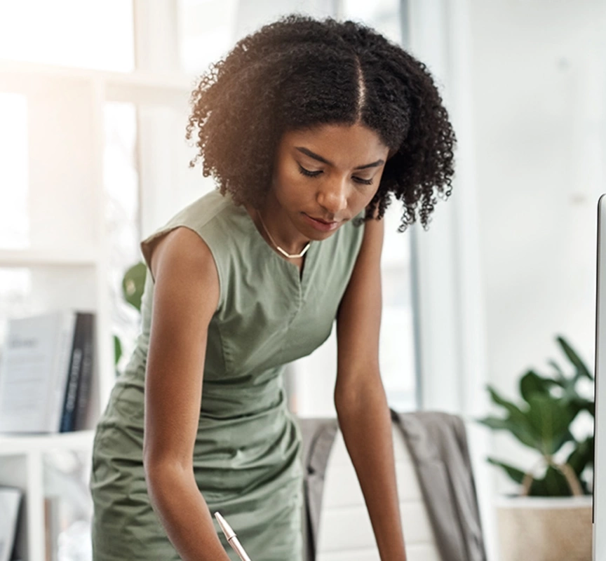 Femme travaillant sur un ordinateur