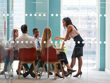 Working woman s'appuyant sur une table lors d'une réunion d'affaires