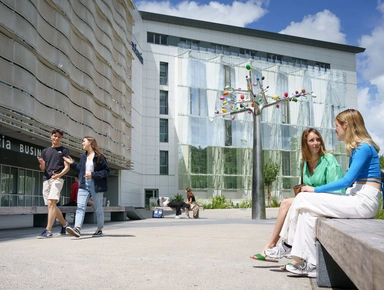 Parvis Audencia avec étudiants assis