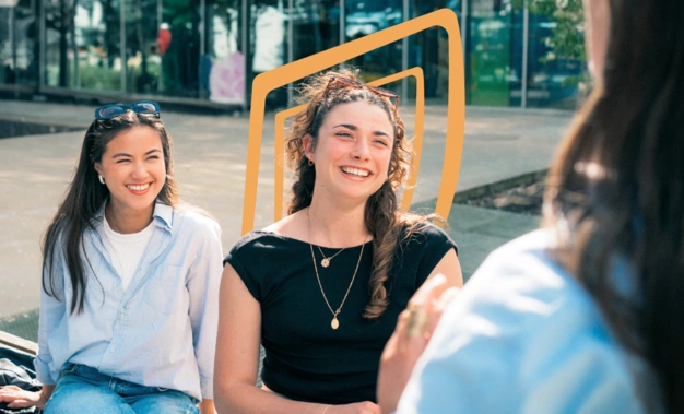 Deux étudiantes d'Audencia côte à côte