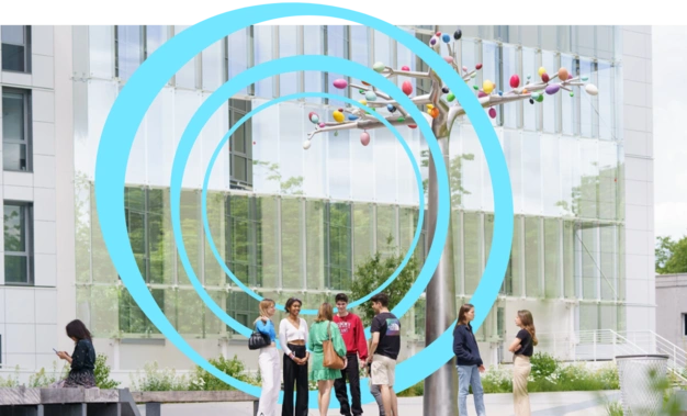 Un groupe d'étudiant sur le parvis d'Audencia