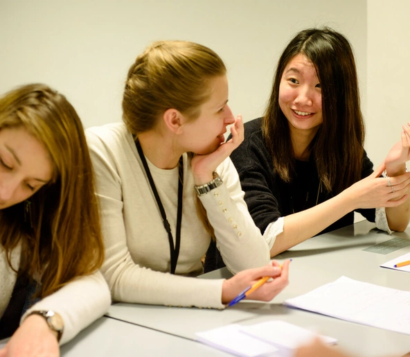 Etudiants programme Grande Ecole en travail de groupe