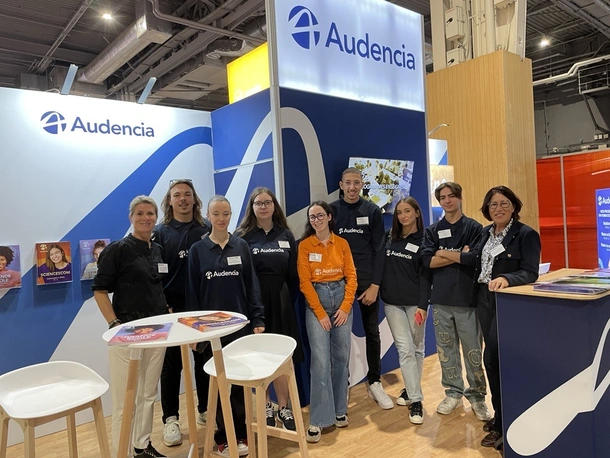 Groupes d'étudiants et membres d'Audencia lors d'un salon